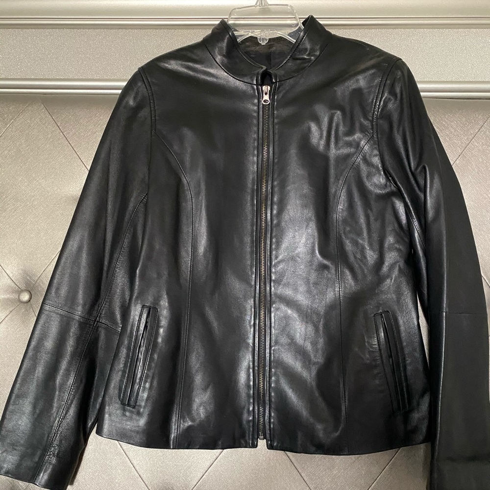 Zipper standard Italian leather.